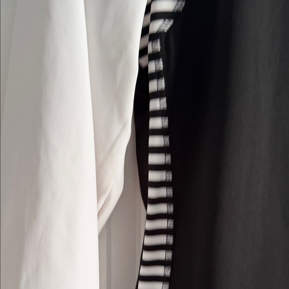 Chico’s Zenergiy Black/White Women's 3/4 Sleeve Athletic Zip-Up size 8 Chico’s 1 - Picture 6 of 7